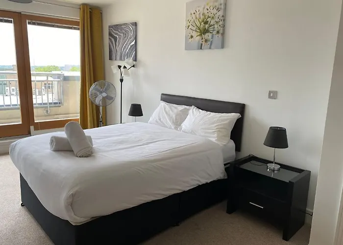 Spacious 2 Bedroom Apartment At The Postbox