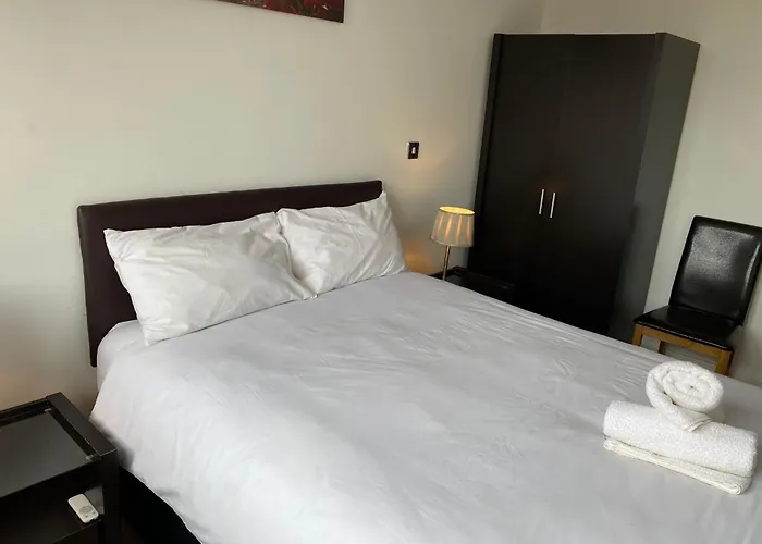 Spacious 2 Bedroom Apartment At The Postbox