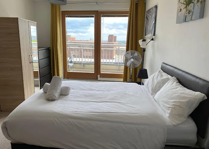 Spacious 2 Bedroom Apartment At The Postbox