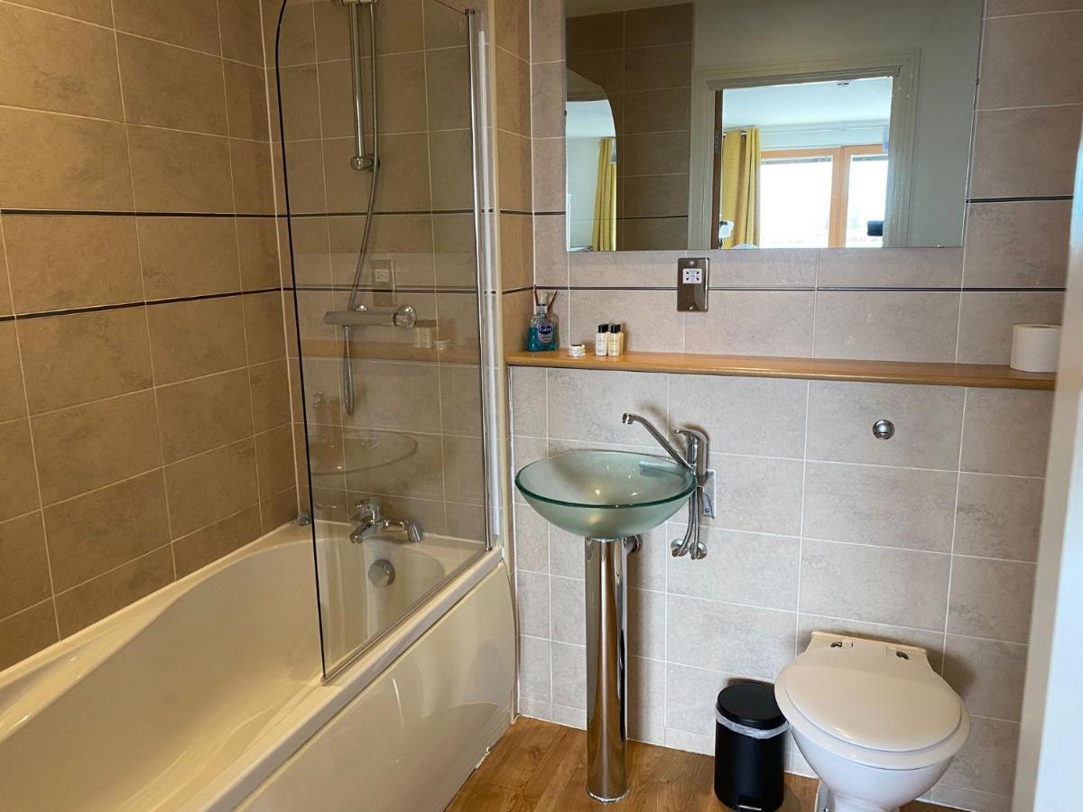 Spacious 2 Bedroom At The Postbox