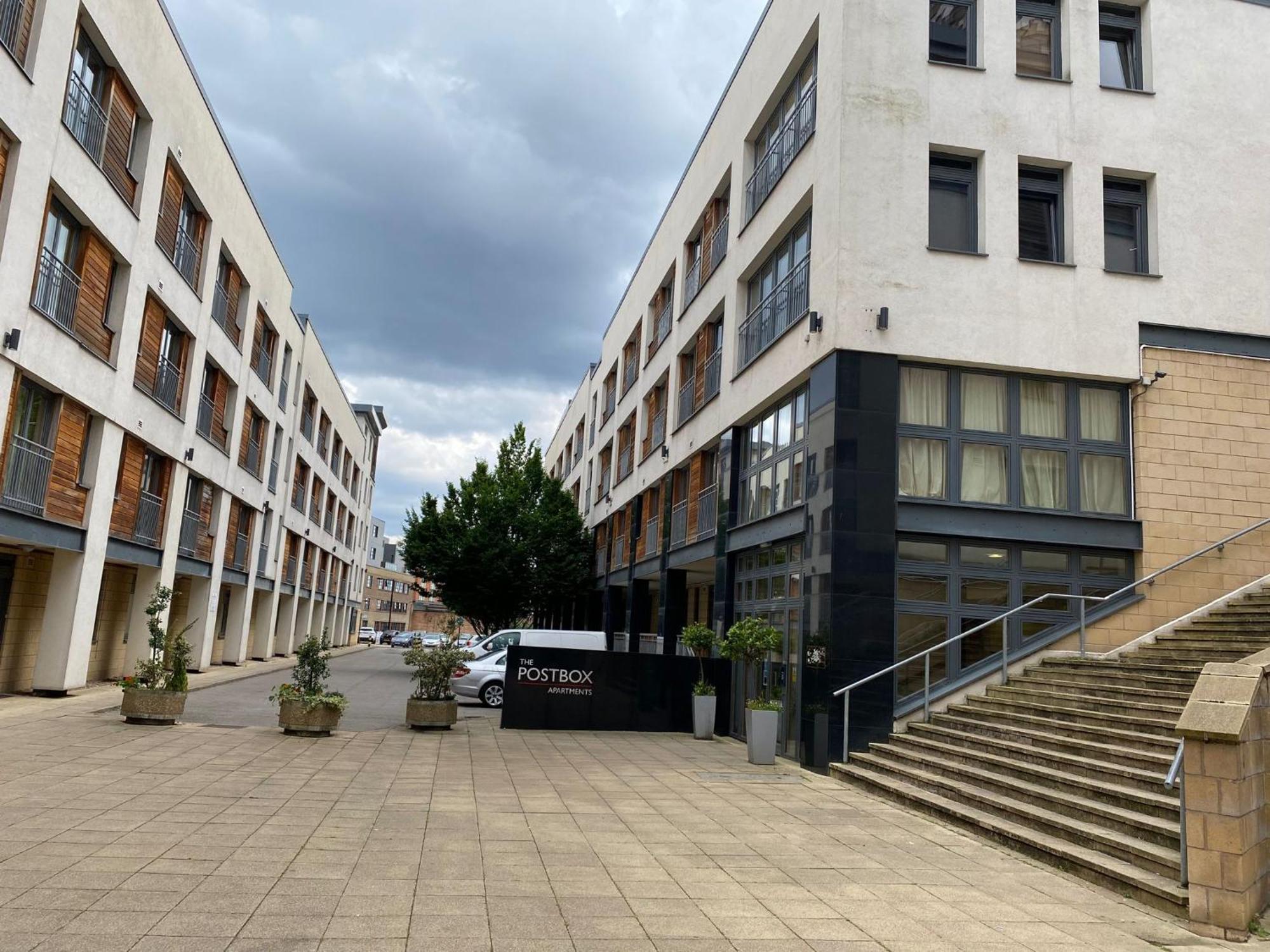 Spacious 2 Bedroom At The Postbox Apartment *
