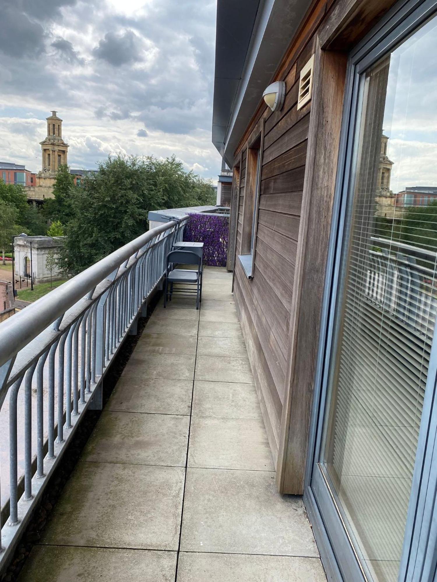 Spacious 2 Bedroom At The Postbox *
